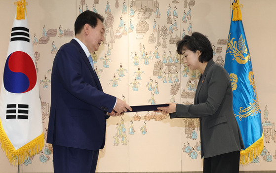 임명장 받는 박순애 사회부총리 겸 교육부 장관. 〈사진=연합뉴스〉