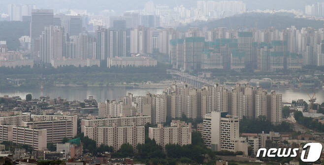 서울 남산에서 바라본 아파트 단지의 모습. 2022.7.4/뉴스1 © News1 김진환 기자