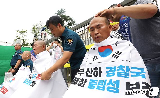 전국경찰직장협의회(직협) 소속 장유석 청주상당경찰서 직협회장, 윤홍선 인천삼산경찰서 직협 회장, 경남청 김건표 경위가 5일 오전 정부세종2청사 행정안전부 앞에서 경찰국 신설 정책 철회를 요구하는 호소문을 발표한 뒤 릴레이 삭발을 진행하고 있다. 2022.7.5/뉴스1 © News1 김기남 기자