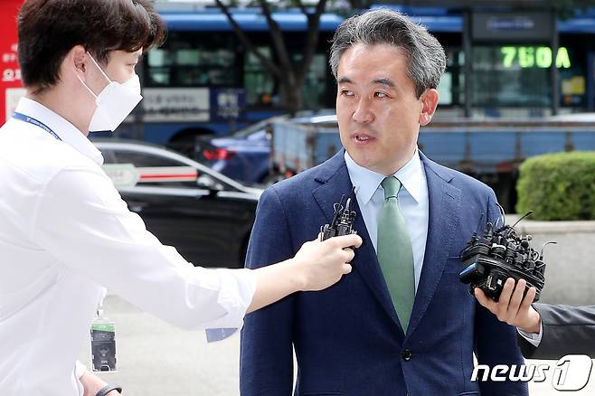 윤희근 신임 경찰청장 내정자가 5일 오전 서울 서대문구 국가경찰위원회에서 열린 차기 경찰청장 임명제청동의안 심의위원회에 출석하며 취재진의 질문에 답하고 있다. 2022.7.5/뉴스1 © News1 민경석 기자