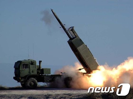 미국의 고기동 다연장 로켓 발사기(HIMARS)는 우크라이나 전장 지형을 바꿀 '게임체인저'로 꼽힌다. ©AFP= News1 자료 사진