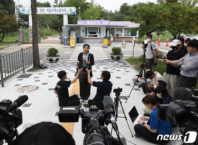 김성진 아이카이스트 대표의 법률 대리인인 김소연 변호사가 5일 오후 경기 의왕시 서울구치소 앞에서 취재진의 질문에 답하고 있다.  2022.7.5/뉴스1 © News1 신웅수 기자