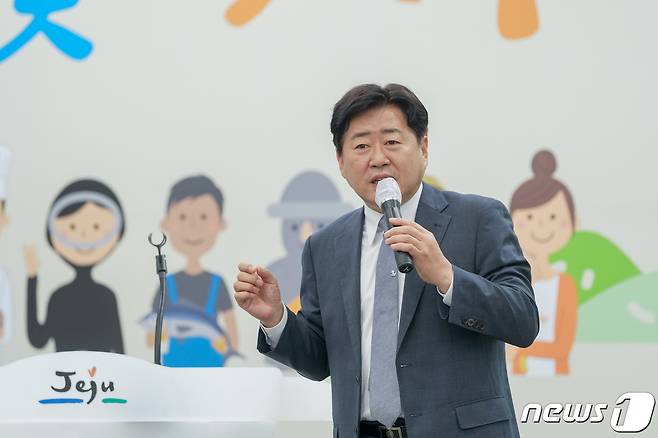 오영훈 제주지사가 5일 도청 백록홀에서 열린 농축산식품국 업무보고에서 '제주 농산물 수급관리연합회 설립을 최대한 빠르게 진행하라고 주문했다. 오영훈 지사가 3일 도청 탐라홀에서 7월 소통과 공감의날을 주재하고 있다.(제주도 제공). © 뉴스1 DB