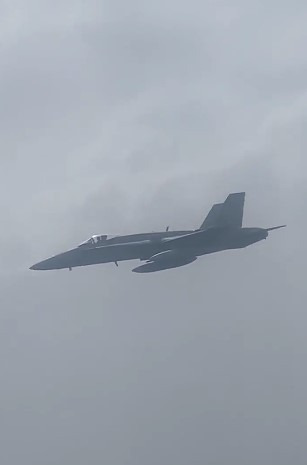 스페인 F-18 전투기가 3일(현지시간) 18세 영국 승객의 거짓 폭탄 위협을 받고 런던에서 스페인 휴양지 메노르카로 향하는 이지젯 항공기를 호위하고 있다. (트위터 갈무리) © 뉴스1