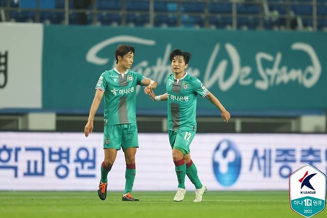 대전하나시티즌의 민준영(오른쪽)(한국프로축구연맹 제공)© 뉴스1