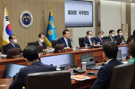 국무회의 주재하는 윤석열 대통령
    (서울=연합뉴스) 서명곤 기자 = 윤석열 대통령이 5일 오전 서울 용산 대통령실 청사에서 열린 국무회의를 주재하고 있다. 2022.7.5
    seephoto@yna.co.kr
(끝)


＜저작권자(c) 연합뉴스, 무단 전재-재배포 금지＞