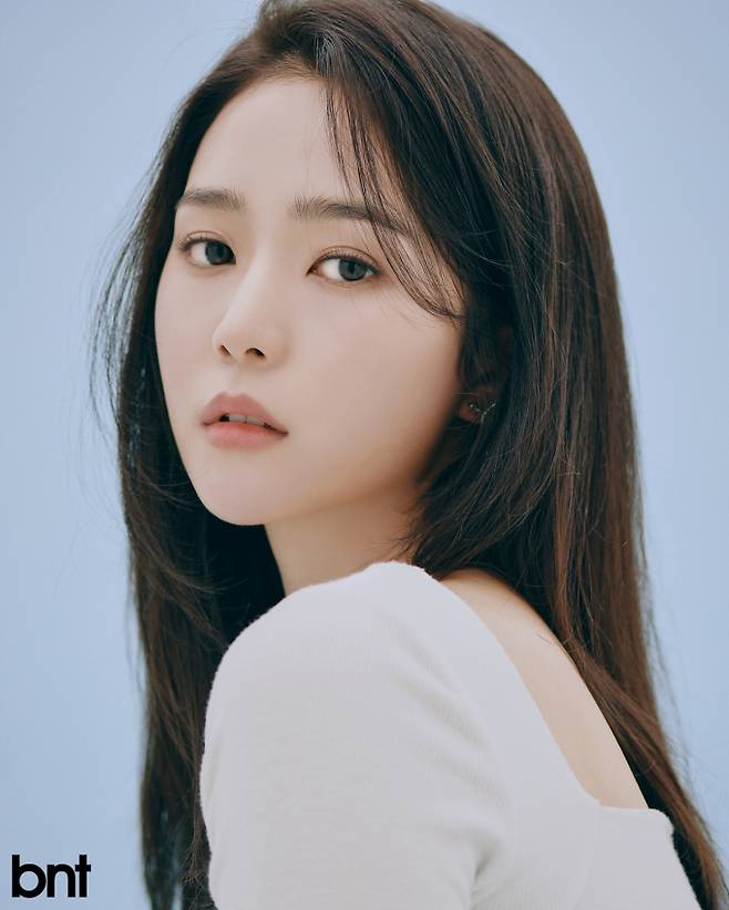 이어링은 민휘아트주얼리 제품.