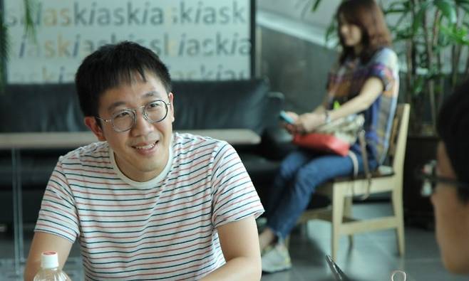 허준이 프린스턴대 교수가 2018년 세계수학자대회 초청강연자로 초대됐을 때 고등과학원에서 인터뷰하고 있는 모습. 동아사이언스 제공