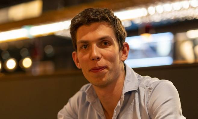 4일 오후 8시 제임스 메이나드 영국 옥스퍼드대 교수가&nbsp;마르키 호텔로비에서 수학동아와 인터뷰를 나눴다. 제임스 메이나드는 2022 세계수학자대회에서 필즈상을 수상했다. 수학동아DB