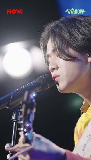가수 이무진이 네이버 나우에서 공연하는 모습. 유튜브 캡처