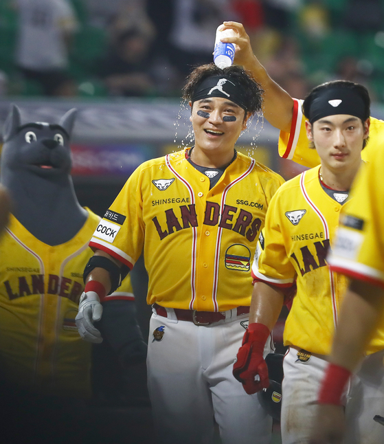 SSG 랜더스 추신수가 5일 인천 롯데전에서 끝내기 홈런을 치고 홈으로 들어와 기뻐하고 있다. 사진=SSG 랜더스 제공