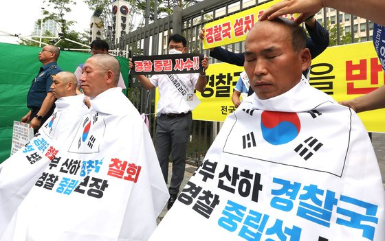 전국경찰직장협의회(직협) 소속 장유석 청주상당경찰서 직협회장과 윤홍선 인천삼산경찰서 직협 회장, 경남청 김건표 경위가 5일 오전 정부세종2청사 행정안전부 앞에서 경찰국 신설 정책 철회를 요구하는 호소문을 발표한 뒤 릴레이 삭발을 진행하고 있다. 뉴스1