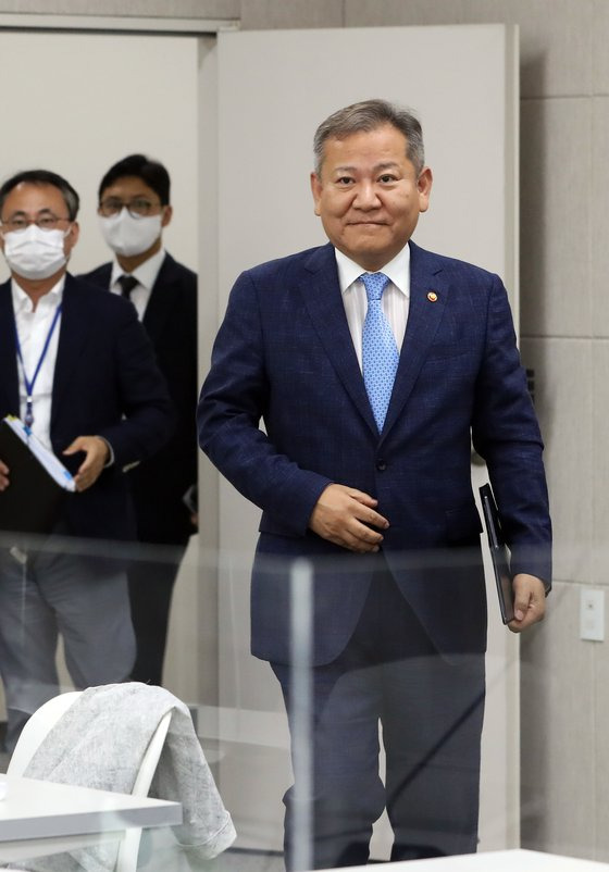 이상민 행정안전부 장관이 5일 오후 정부세종청사에서 윤희근 경찰청장 내정자에 대한 제청안 발표를 위해 입장하고 있다. 뉴스1