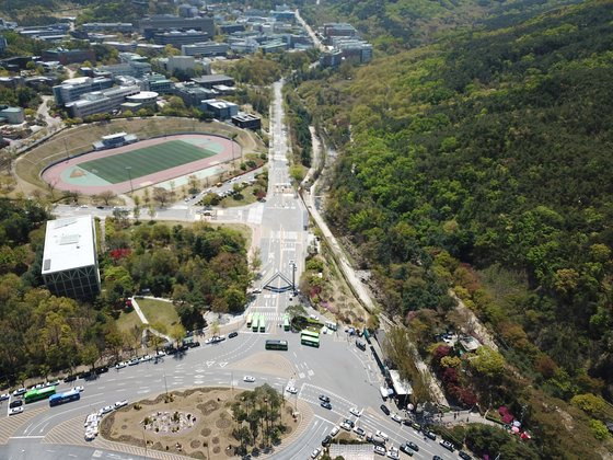 서울대학교 관악캠퍼스 정문 항공 사진. 사진 서울대학교