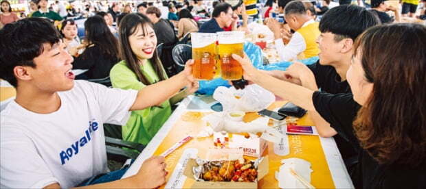 코로나19로 3년간 중단됐던 대구 치맥페스티벌이 6일 재개된다. 지난 2019년 7월 페스티벌 참가자들이 대구 달서구 두류공원에서 치킨과 맥주를 즐기고 있다.   한국치맥산업협회 제공