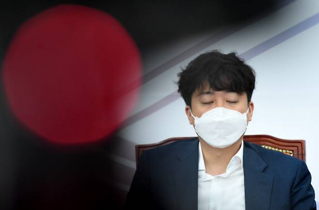 이준석 국민의힘 대표가 지난달 16일 오전 서울 여의도 국회에서 열린 최고위원회의에서 생각에 잠겨 있다. 국회사진기자단
