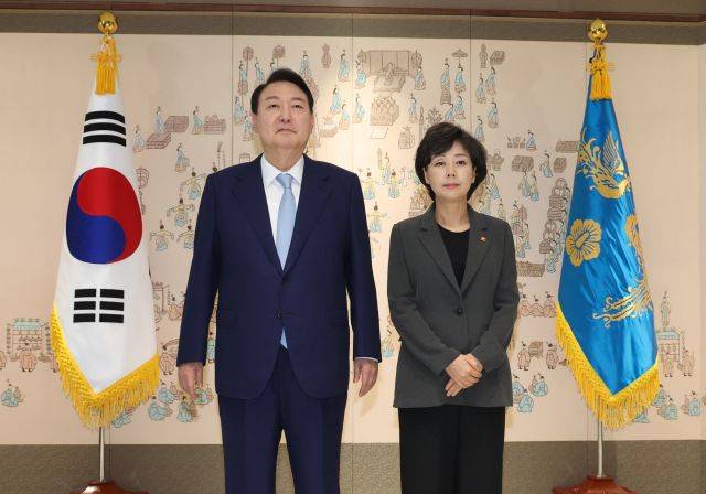 윤석열 대통령이 5일 오전 서울 용산 대통령실 청사에서 박순애 부총리 겸 교육부 장관에게 임명장을 수여한 뒤 기념촬영을 하고 있다. 연합뉴스