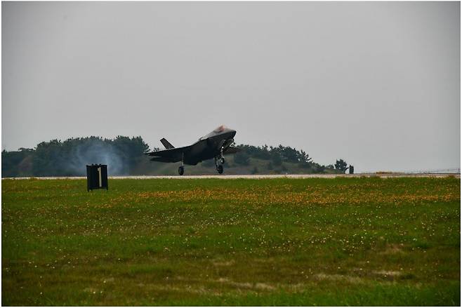 5일 미국 알래스카주 아일슨 공군기지에서 출발한 미 공군 F-35A 전투기가 한국 공군과 함께 비행 작전을 수행하기 위해 한국에 도착했다. /사진제공=미 공군