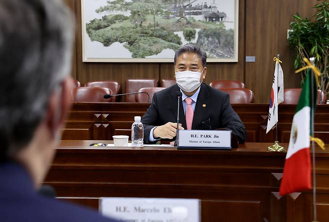 박진 외교부 장관이 싱가포르 방문과 인도네시아에서 열리는 주요 20개국(G20) 외교장관회의 참석을 위해 5일 출국한다. 박 장관이 전날 오후 서울 종로구 도렴동 외교부 청사에서 마르셀로 에브라르드 멕시코 외교장관과 회담을 하고 있다. [연합]