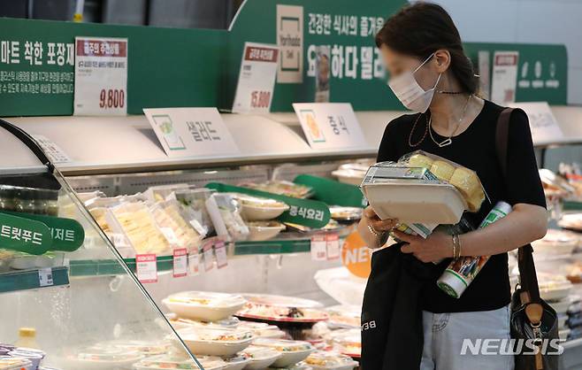 [서울=뉴시스] 권창회 기자 = 지난 4일 오후 서울 시내 한 대형마트에서 소비자들이 장을 보고 있다. 2022.07.04. kch0523@newsis.com