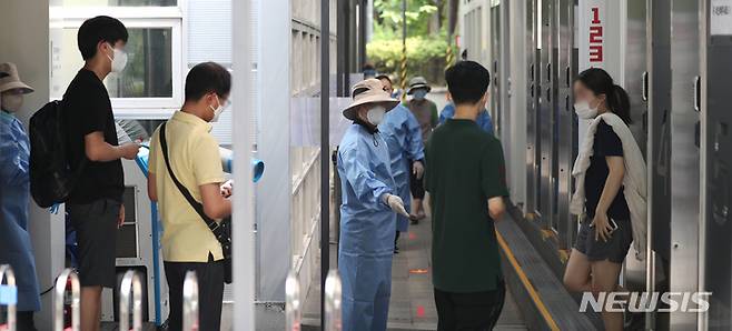 [서울=뉴시스] 김금보 기자 = 국내 코로나19 하루 신규확진자 수가 전주 대비 8253명 급증해 1만 8147명을 기록한 5일 오전 서울 서초구보건소 선별진료소에서 검사 대상자들이 pcr 검사를 기다리고 있다. 2022.07.05. kgb@newsis.com