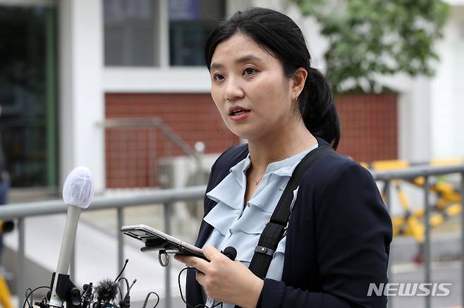 [의왕=뉴시스] 조성우 기자 = 이준석 국민의힘 대표에게 성 접대를 제공했다고 주장하는 김성진 아이카이스트 대표 측 법률대리인 김소연 변호사가 5일 오후 경기도 의왕시 서울구치소에서 예정된 서울경찰청 반부패·공공범죄수사대의 김 대표에 대한 2차 접견 조사에 앞서 기자회견을 하고 있다. 2022.07.05. xconfind@newsis.com