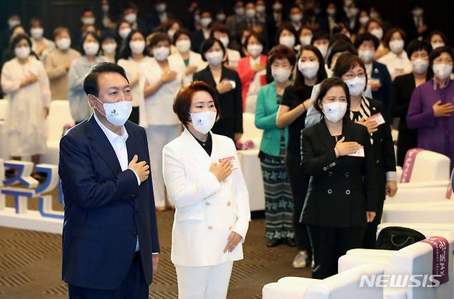 [서울=뉴시스] 전신 기자 = 윤석열 대통령이 5일 서울 여의도 중소기업중앙회관에서 열린 제1회 여성기업주간 여성경제인의 날 유공자 정부포상 수여식에서 국기에 대한 경례를 하고 있다. 2022.07.05. photo1006@newsis.com