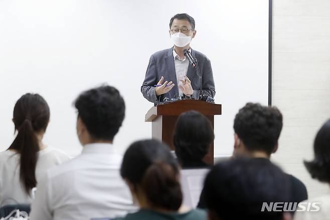 [서울=뉴시스] 최동준 기자 = 송옥렬 공정거래위원장 후보자가 5일 서울 중구 대한상공회의소에서 기자간담회를 열고 정책 방향 등을 설명하고 있다. 2022.07.05. photocdj@newsis.com