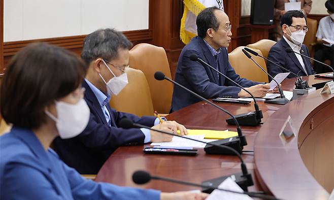 추경호 경제부총리 겸 기획재정부 장관이 지난 3일 정부서울청사에서 열린 제3차 비상경제장관회의를 주재하고 있다. 연합뉴스