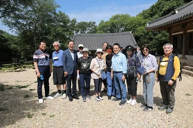 지난 2일 전남 해남 송지 미황사를 찾은 박지원 전 국정원장이 명현관 해남군수와 함께 관광객들과 기념사진을 찍고 있다. 박 전 원장은 이날 송지초등학교에서 송지지역 초,중,고학생과 지역민을 대상으로 '학생의 정치 참여와 민주시민교육'을 주제로 강의를 했다. ⓒ페이스북