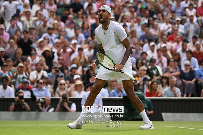 ▲ 2022년 윔블던 남자 단식 16강전에서 득점을 올린 뒤 환호하는 닉 키리오스