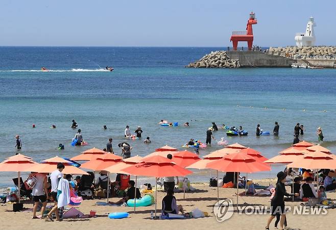 본격 피서철 개막 (제주=연합뉴스) 박지호 기자 = 3일 오후 제주시 이호해수욕장을 찾은 피서객이 물놀이를 즐기고 있다. 2022.7.3 jihopark@yna.co.kr