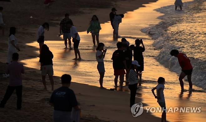 열대야 피해 시원한 바닷물에 발을 담그면 [연합뉴스 자료사진]