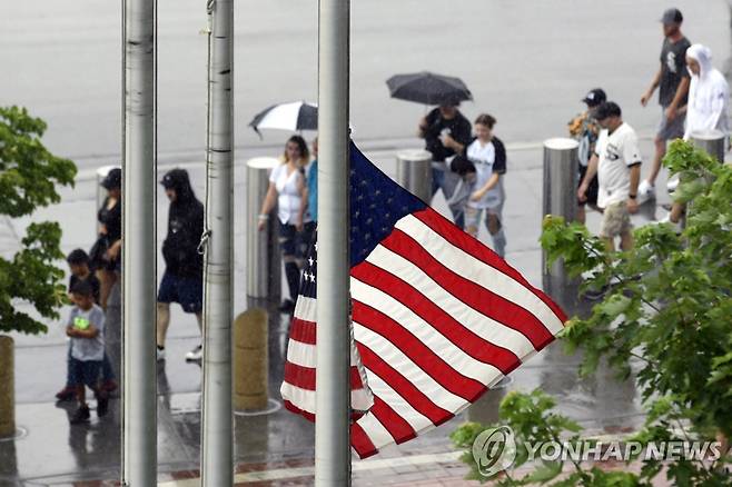 대형 총기사건 때문에 미국에 다시 내걸린 조기 [AP 연합뉴스. DB 및 재판매 금지]