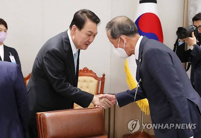 허창수 전경련 회장과 악수하는 윤석열 대통령 (서울=연합뉴스) 서명곤 기자 = 윤석열 대통령이 4일 오후 서울 용산 대통령실 청사에서 열린 일본의 기업인 단체 게이단렌(經團連·경제단체연합회) 대표단 접견에 참석한 허창수 전경련 회장과 악수하고 있다. 2022.7.4 [대통령실통신사진기자단] seephoto@yna.co.kr