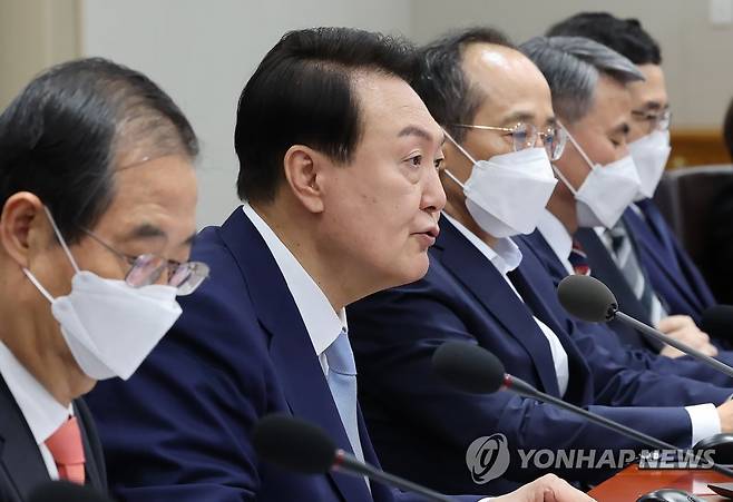 국무회의 발언하는 윤 대통령 (서울=연합뉴스) 서명곤 기자 = 윤석열 대통령이 5일 오전 서울 용산 대통령실 청사에서 열린 국무회의에서 발언을 하고 있다.   2022.7.5 seephoto@yna.co.kr