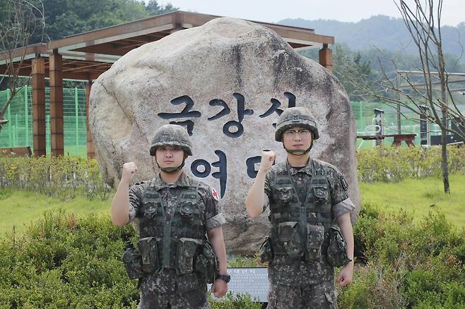 육군 22사단 금강산여단 장창민 상병(왼쪽)과 이길희 중사 [육군 22사단 제공.재판매 및 DB금지]