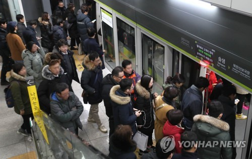 우이신설선 이용하는 시민들 [연합뉴스 자료사진]