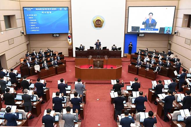 제12대 경남도의회 개원식에서 선서하는 김진부 의장 [경남도의회 제공. 재판매 및 DB 금지]