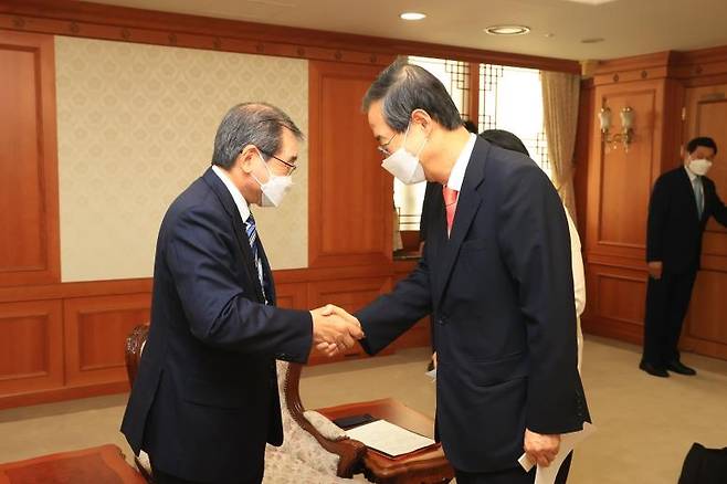 한총리, 日 게이단렌 회장단 면담 "기후변화 등 공동문제 해결 협력" 한덕수 국무총리(오른쪽)는 5일 오후 정부서울청사에서 도쿠라 마사카즈 회장 등 일본 기업인 단체 '게이단렌'(經團連) 회장단과 면담했다고 총리실이 밝혔다. 2022.7.5. [총리실 제공, 재판매 및 DB 금지] photo@yna.co.kr