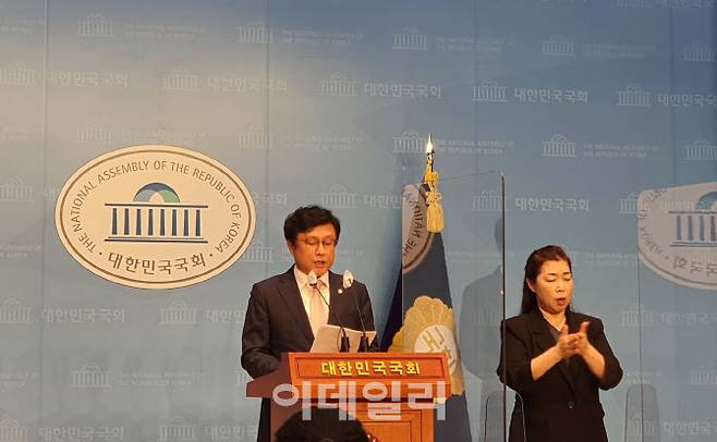 박형수(왼쪽) 국민의힘 원내대변인이 6일 서울 여의도 국회 소통관에서 논평을 발표하고 있다. (사진=이데일리)