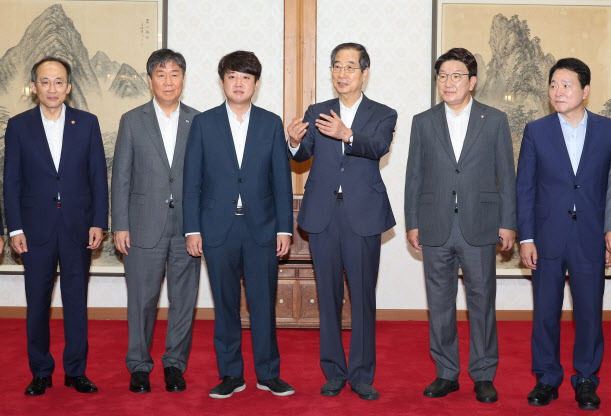 6일 서울 종로구 삼청동 총리공관에서 열린 윤석열 정부 첫 고위 당정 협의회에서 참석자들이 회의에 앞서 대화하고 있다. 왼쪽부터 추경호 경제부총리 겸 기획재정부 장관, 김대기 대통령 비서실장, 이준석 대표, 한덕수 총리, 권성동 원내대표, 성일종 정책위의장.(사진=연합뉴스 제공)