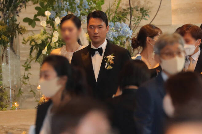 이규호 코오롱글로벌 자동차부문 부사장이 6일 오후 서울 강남구 그랜드 인터컨티넨탈 서울 파르나스에서 열린 자신의 결혼식에 신부와 함께 입장을 준비하고 있다.(사진=뉴시스)
