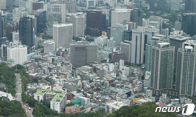 서울 남산타워에서 보이는 시내. 2020.7.22/뉴스1 © News1 이성철 기자