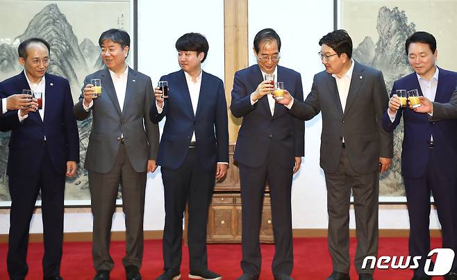 한덕수 국무총리와 이준석 국민의힘 대표를 비롯한 참석자들이 6일 오전 서울 삼청동 총리공관에서 윤석열 정부 출범 뒤 처음으로 열린 고위 당정 협의회에서 건배를 하고 있다. 2022.7.6/뉴스1 © News1 국회사진취재단