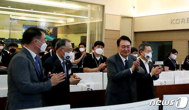 윤석열 대통령이 6일 대전 유성구 한국항공우주연구원에서 우주경제 비전 선포식을 가진 뒤 위성종합관제실에서 누리호 발사 위성 및 국가위성 운영 현황 브리핑을 들은 뒤 박수를 치고 있다. (대통령실사진기자단) 2022.7.6/뉴스1 © News1 안은나 기자