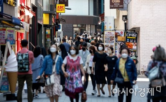 완화된 사회적 거리두기가 이어지고 있는 10일 서울 중구 명동을 찾은 시민 및 관광객들이 거리를 거닐고 있다./강진형 기자aymsdream@