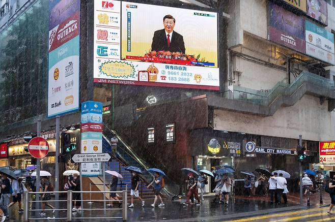홍콩의 중국 반환 25주년을 맞은 1일 홍콩 시내에 있는 대형 스크린을 통해 시진핑 중국 국가주석의 연설이 중계되고 있다. /EPA 연합뉴스