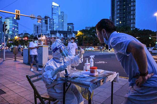 중국 정부가 '상하이 보위전'을 선언한 가운데 '제로 코로나'에 천착된 정책으로 경제성장 및 회복이 어려울 것이라는 지적이 나온다. /연합뉴스