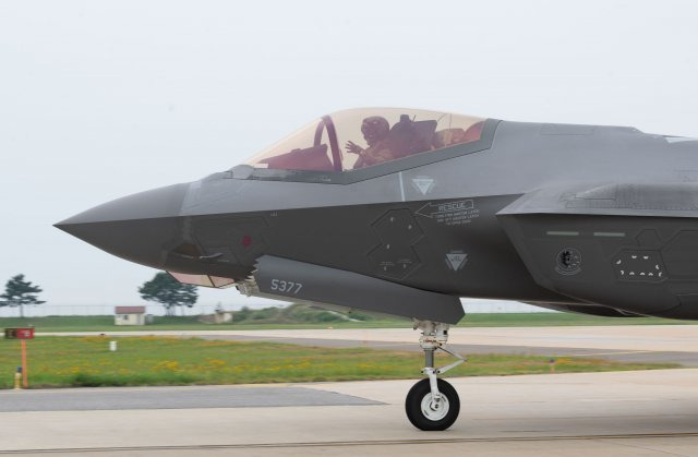 현존하는 세계 최강 스텔스기 중 하나로 꼽히는 미공군의 F-35A 6대가 5일 한반도로 전개했다. 미 공군은 14일까지 대한민국 공군과 함께 연합훈련을 펼칠 예정이다. 미 공군 제공